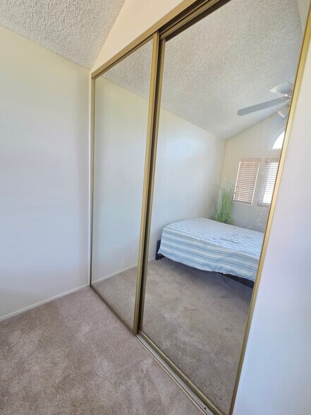 Building Photo - 740 Edgewater Dr