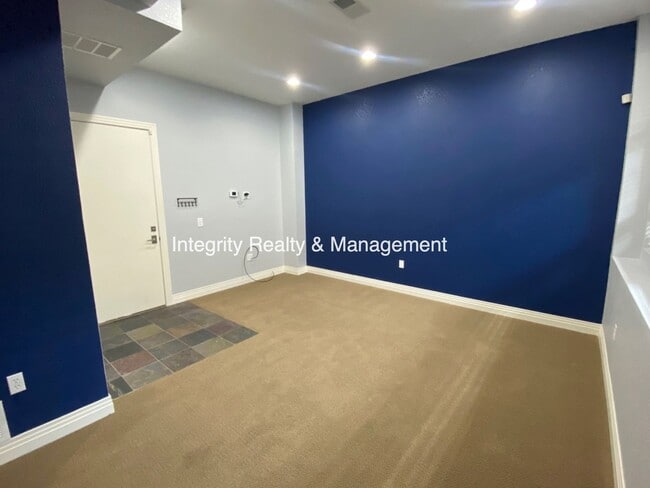 Building Photo - 2620 W Front View Cres Dr