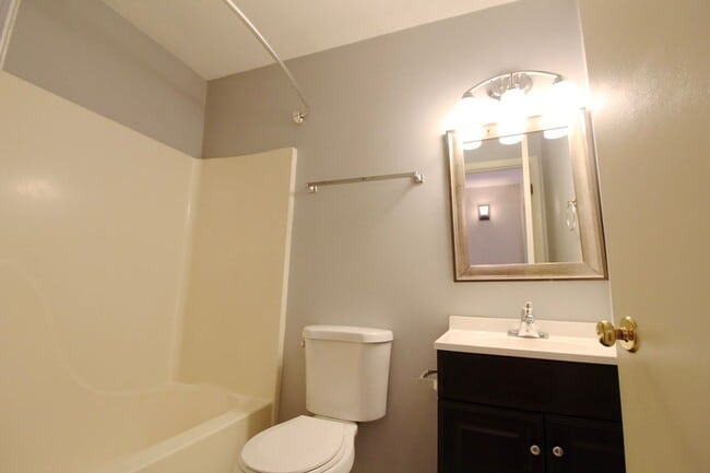 Building Photo - 1408 Bradley Dr