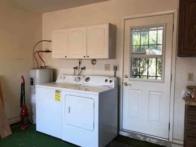 Building Photo - Fantastic Summer Getaway, Short Term Furni...