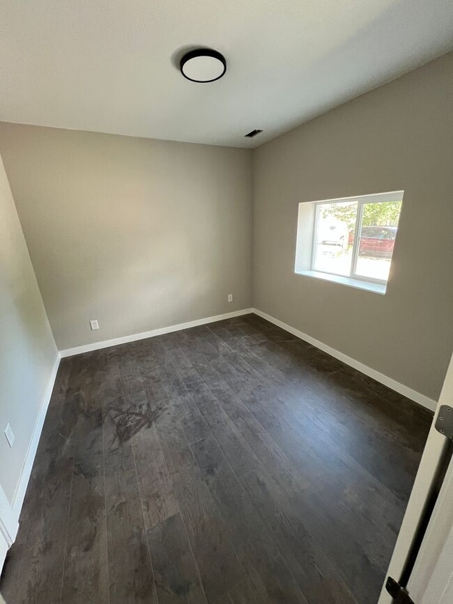 Building Photo - Newly Remodeled 2 Bedroom Home