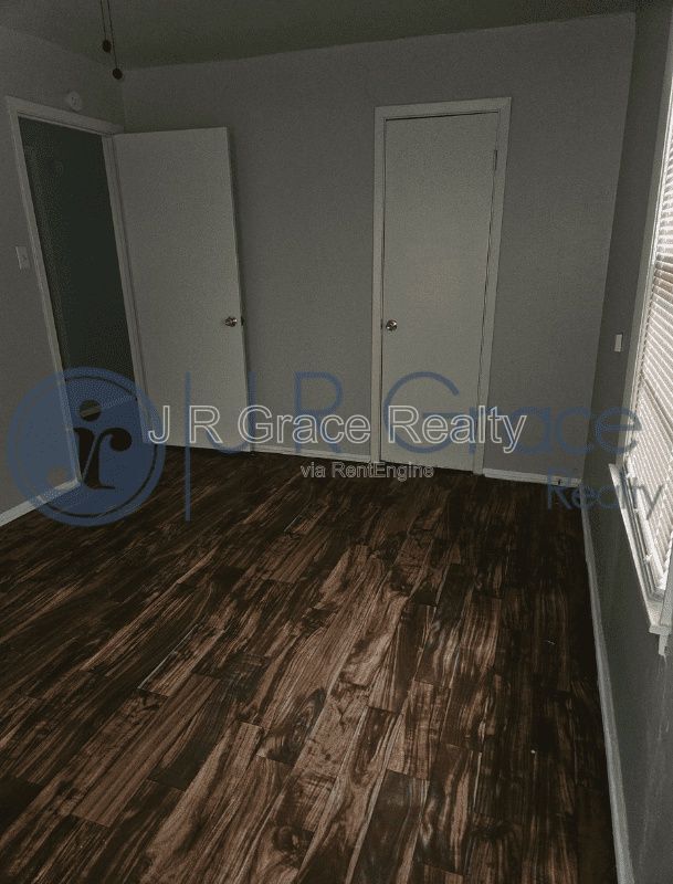 Building Photo - 602 E Navarro St