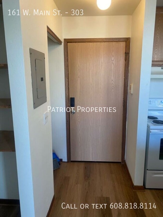 Building Photo - 1 Bedroom/ 1 Bathroom in Downtown Whitewat...