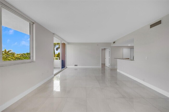 Building Photo - 2775 NE 187th St