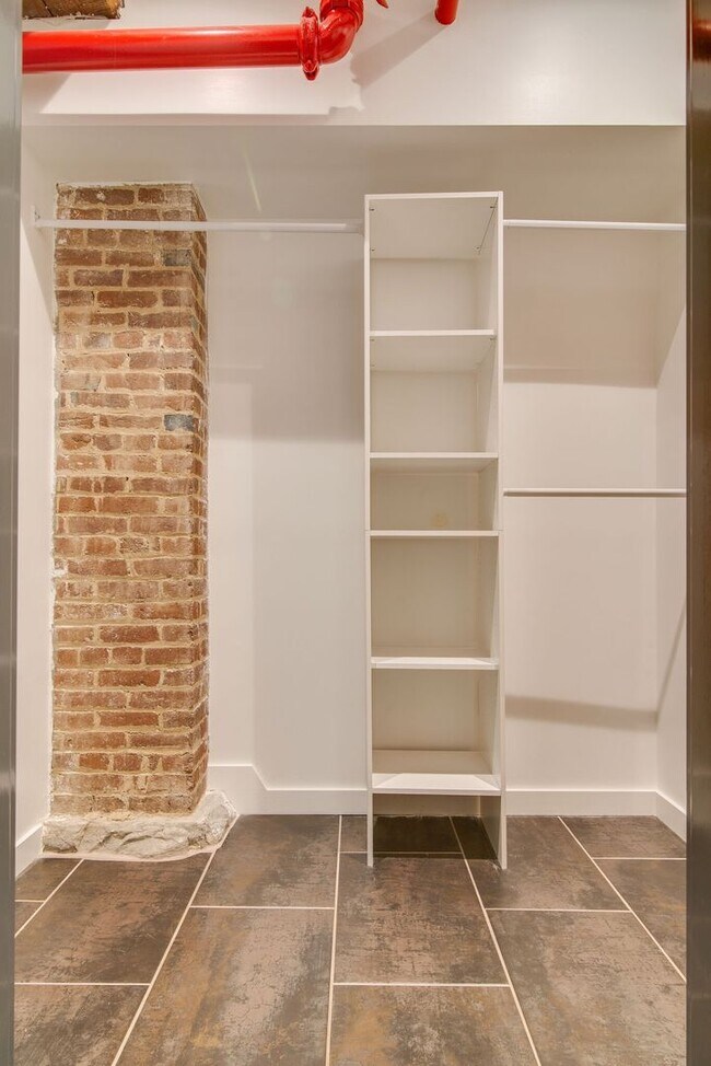 Building Photo - Expansive Historic Loft in the Heart of Germantown