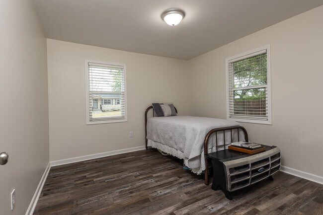 Building Photo - 65 Cleer Ave