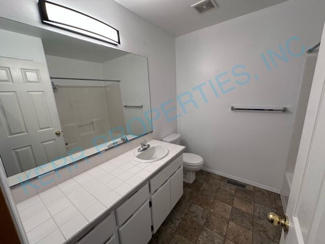 Building Photo - Charming 3-Bed Oasis on SE Sedona Dr - Spa...