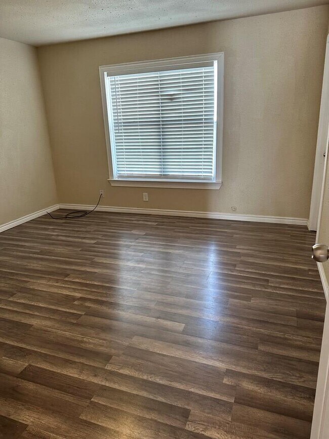 Building Photo - 1711 Doran Dr