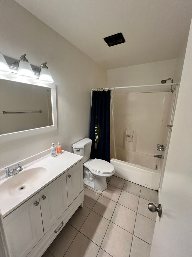Building Photo - Newbury Park - Two bedroom, one bathroom c...