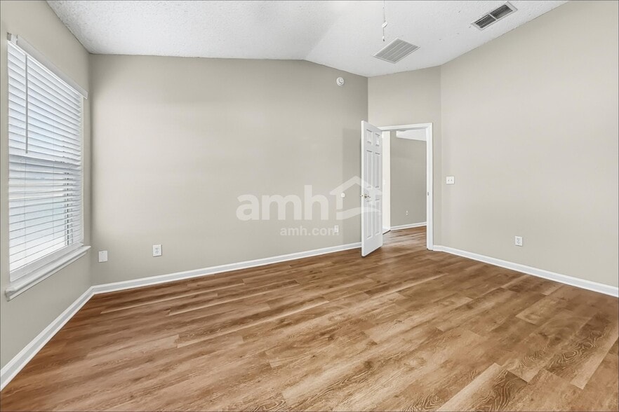 Building Photo - 9261 Redtail Dr