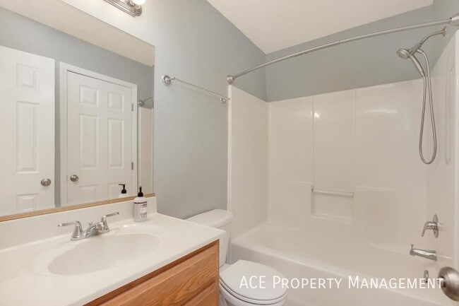 Building Photo - 240 Grandeur Ln