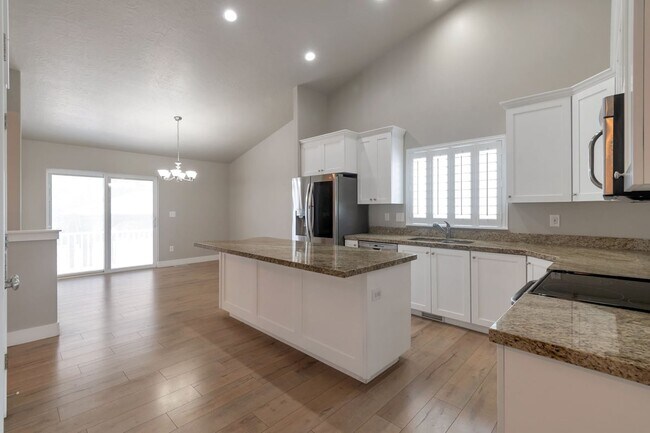 Building Photo - Available Now | American Fork, UT | 5 Bed | 3 Full Bath | Single-Family Home