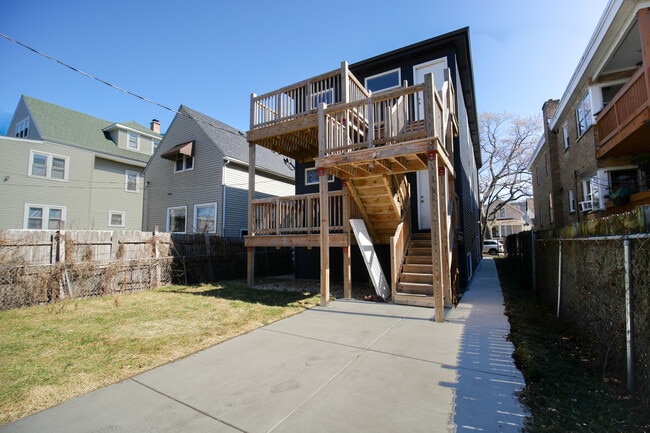 Building Photo - 836 N Parkside Ave