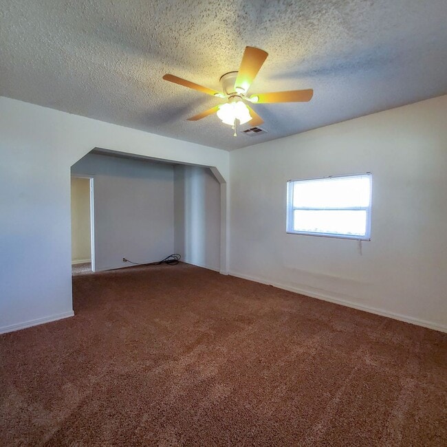 Building Photo - 3 Bedroom home in Shawnee