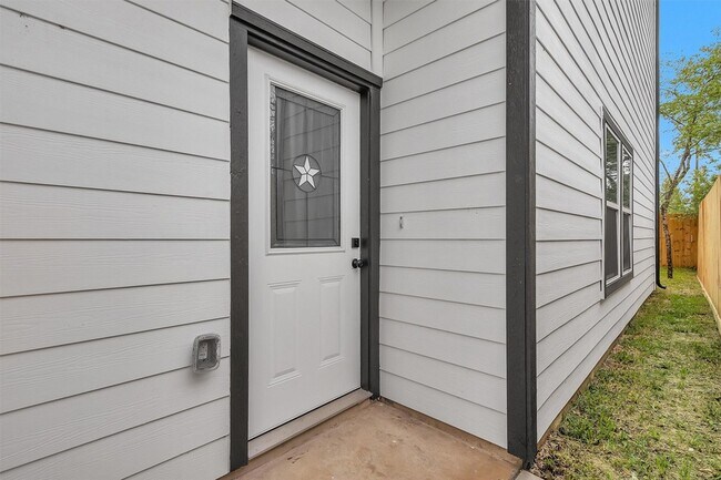 Building Photo - 6918 Dumble St