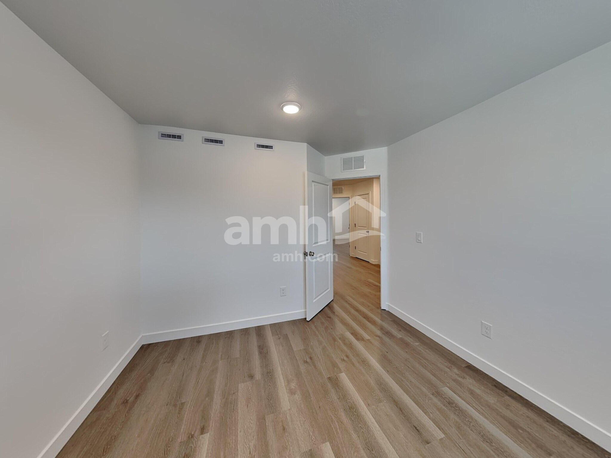 Building Photo - 9752 W Parkway Dr