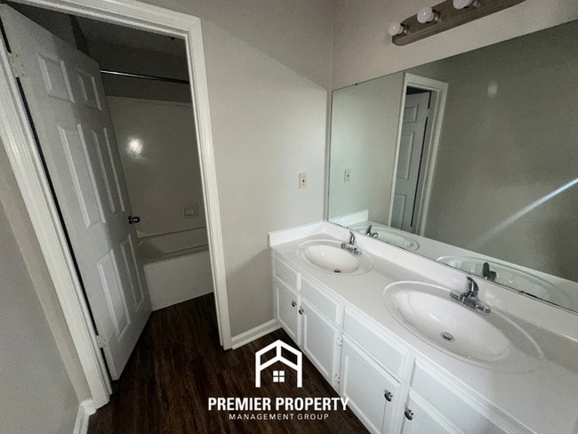 Building Photo - Charming 3BR/2BA Memphis Home with Vaulted Ceilings, Fireplace & Fenced Yard