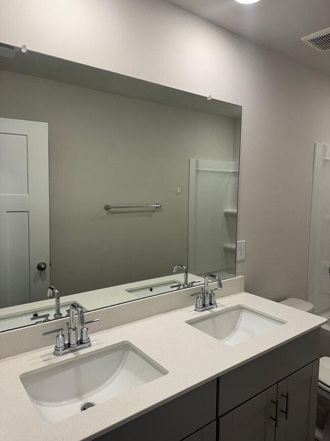 Building Photo - Great Price and location!