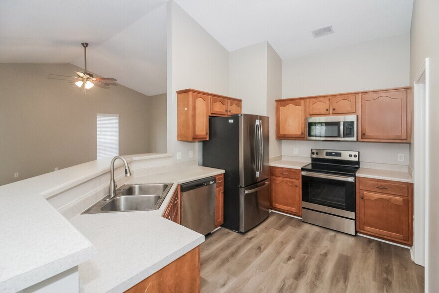 Building Photo - 6465 White Hawk Ln
