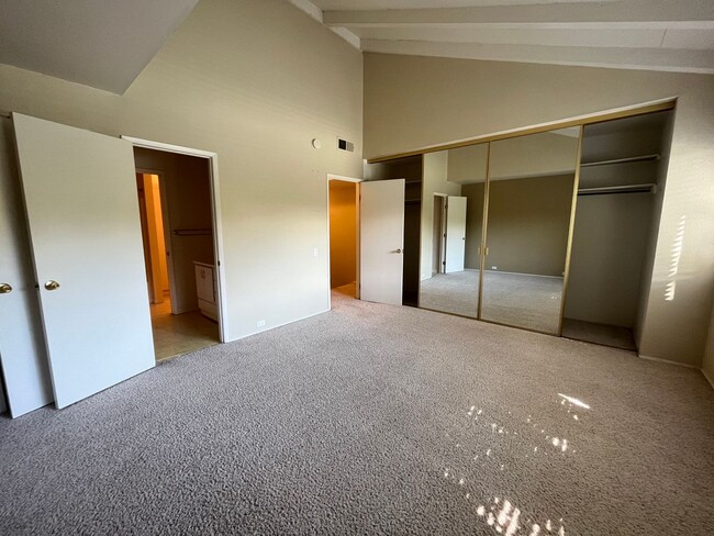 Building Photo - Spacious 2 bed 2 bath condo available in t...