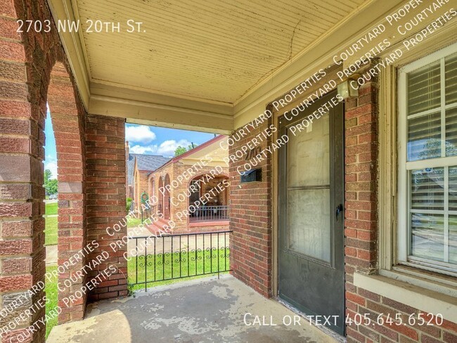 Building Photo - Adorable Tudor in Crestwood!