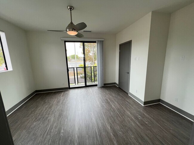 Building Photo - NEWER  4BED 3 BATH FRONT TOWNHOME*HWFLS*BALCONY*W/D IN  UNIT* CENTRAL AIR/HEAT* *STAINLESS  APPLI...
