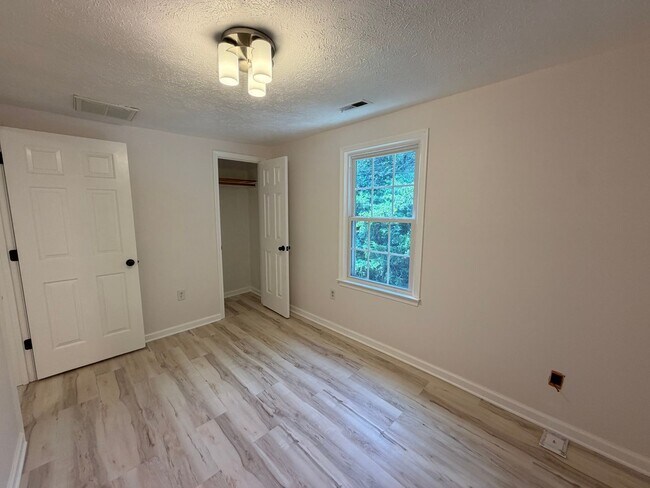 Building Photo - 840 Estes St