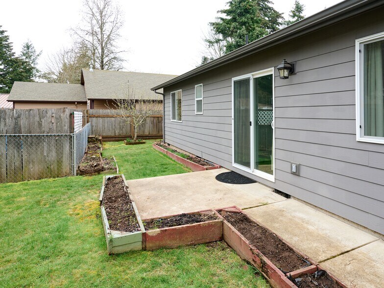 Building Photo - 1214 Alder Dr NE