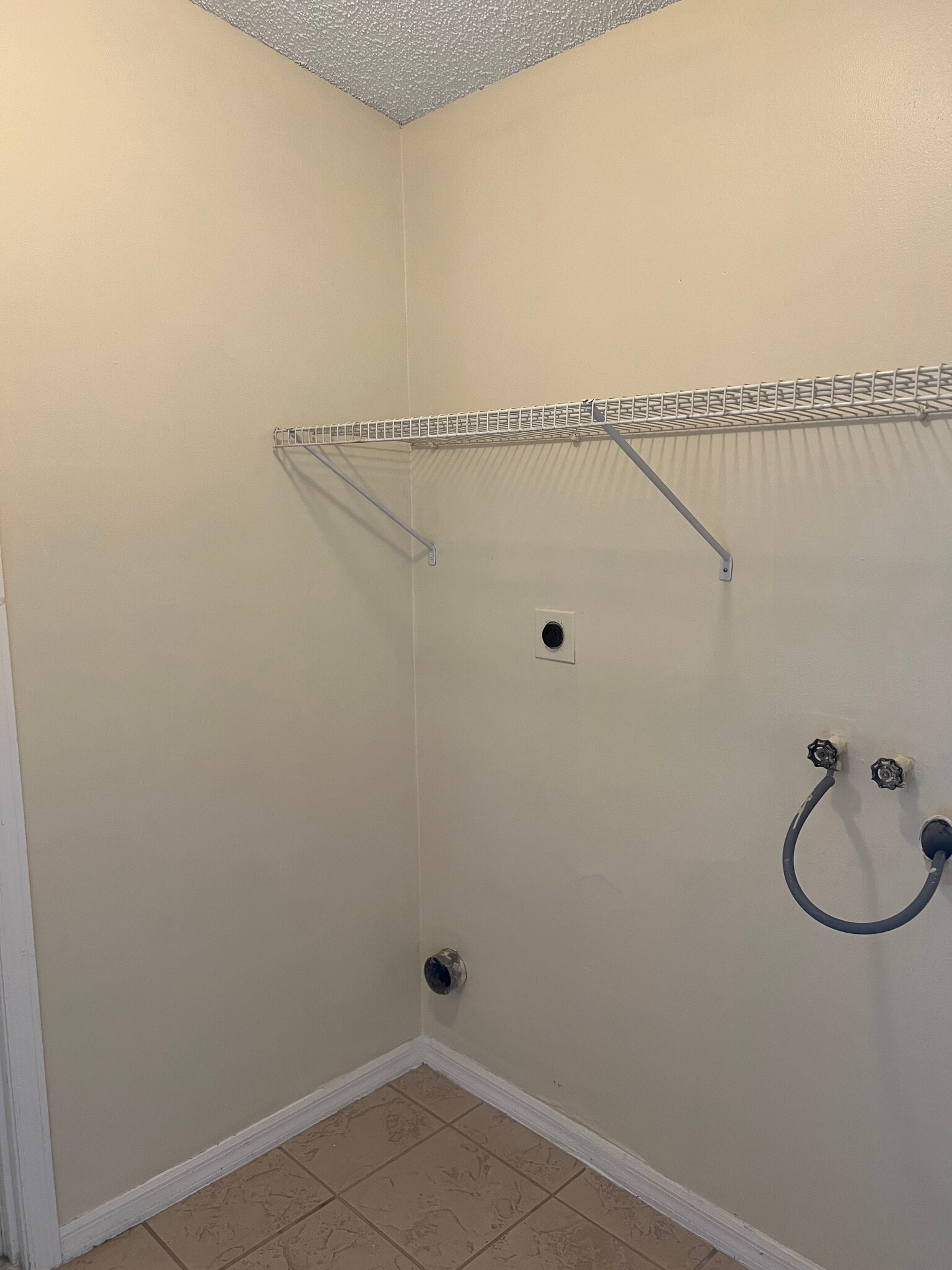 Building Photo - 833 Lake George Dr