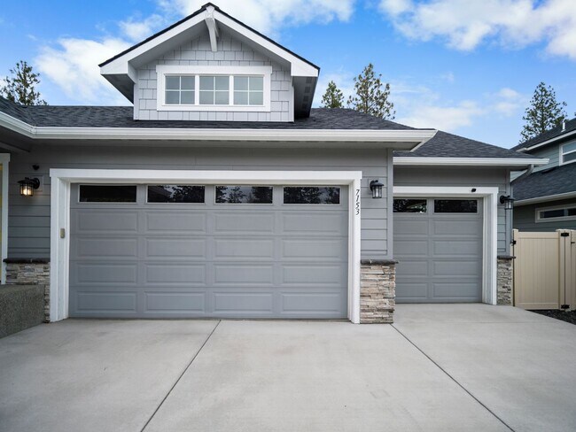 Building Photo - 4 bedroom Modern Home at Eagle Ridge Estates