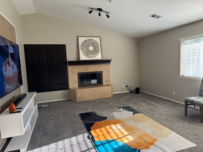 Building Photo - Spacious, updated and inviting