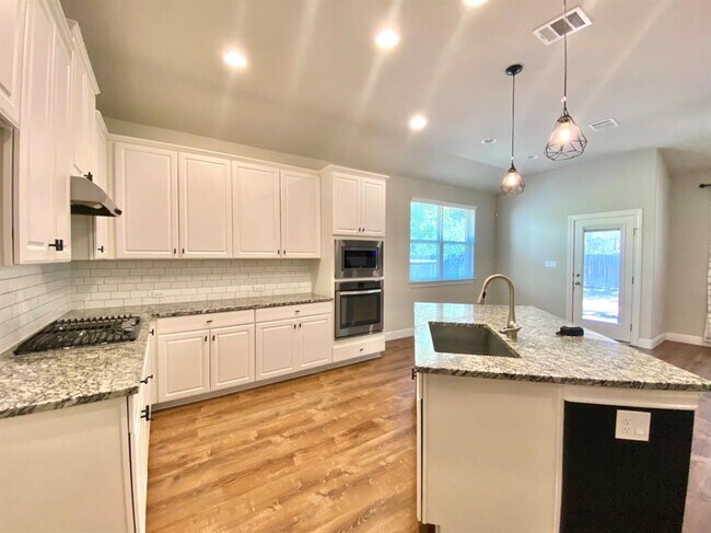Building Photo - 2212 Laurel Arbor Dr