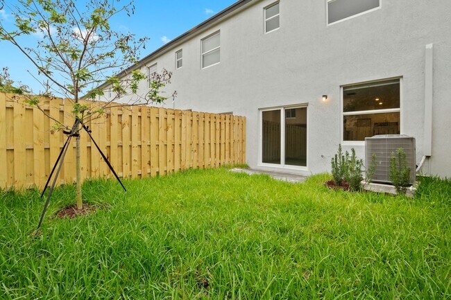 Building Photo - Modern 3-Bedroom Townhome with Private Backyard in Homestead