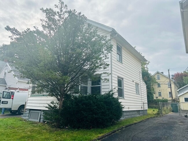 Building Photo - DREAM LOCATION !! LOOKS LIKE PRIVET ROAD !!!