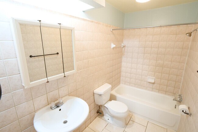 Building Photo - 22311 Fincastle Dr