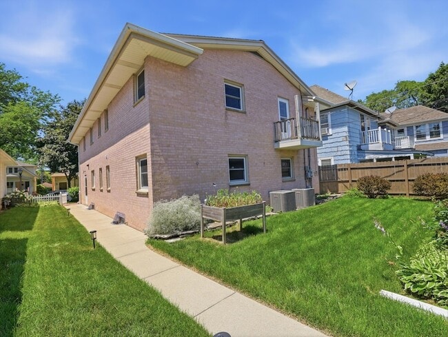 Building Photo - 4536 N Larkin St