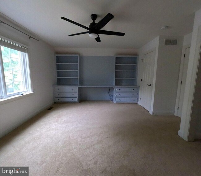 Building Photo - 957 Pinehurst Dr
