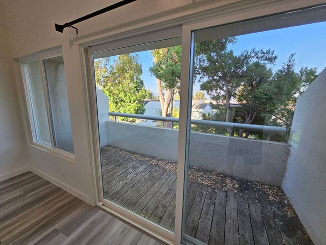 Building Photo - Gorgeous COMLETELY RENOVATED 3 Bed/2.5 Bat...