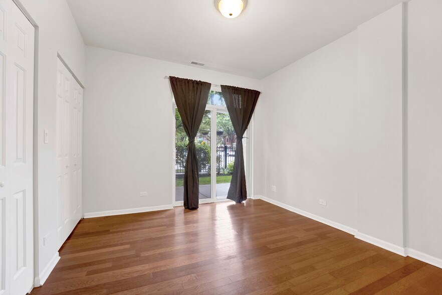Building Photo - 802 W University Ln