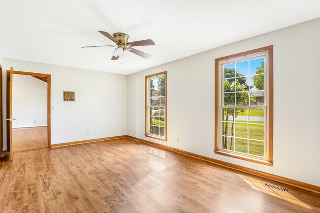 Building Photo - 3 Bedroom/2 Bathroom Home in Springfield