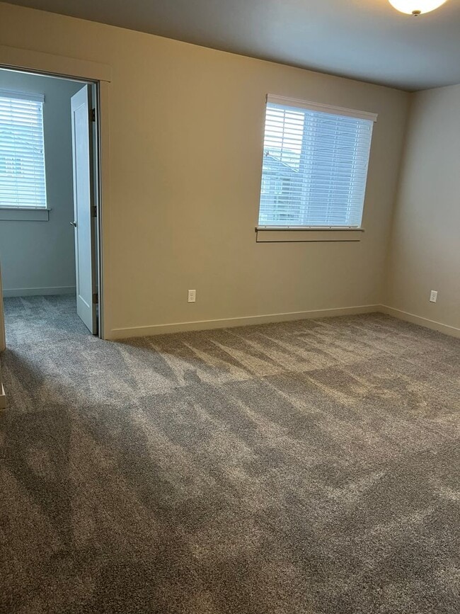 Building Photo - Townhome in Redmond's Dry Canyon Community