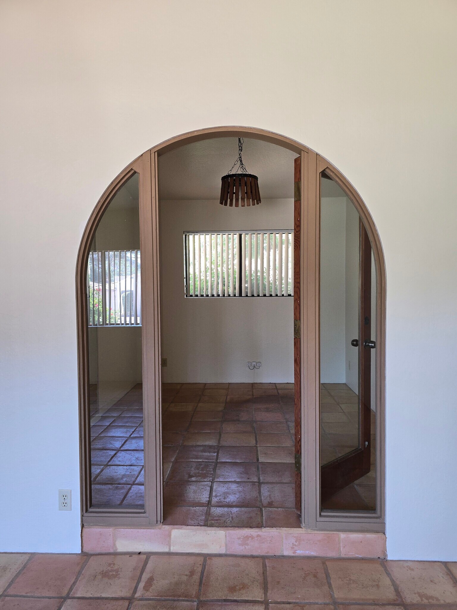 Building Photo - 330 Fairway Oaks Dr