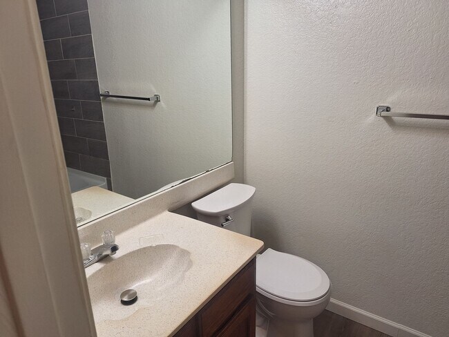 Building Photo - 3944-3946 Queens Ct