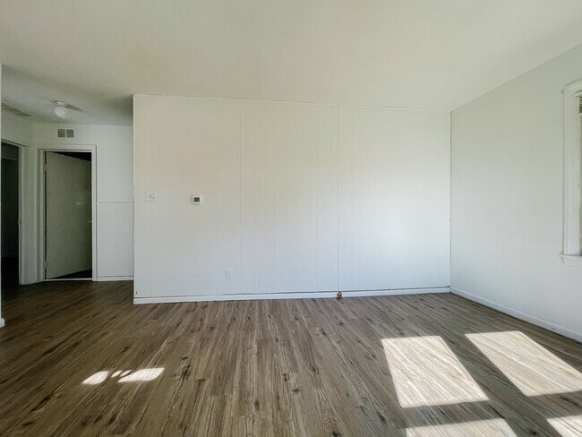 Building Photo - 2 Bedroom Home, Fenced in Backyard + Garage! Available soon!