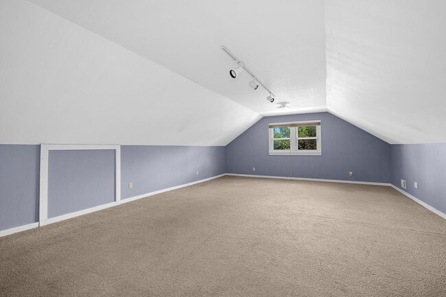 Building Photo - 602 7th St S