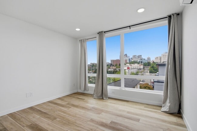 Building Photo - 3B3B cozy townhome