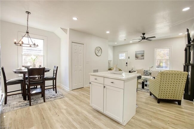 Building Photo - 910 Rugby St