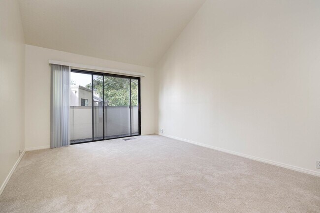 Building Photo - Updated La Jolla Townhome