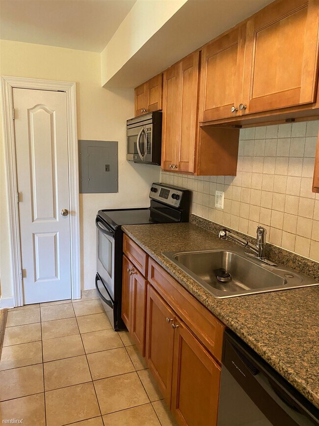 Building Photo - 3 br, 1.5 bath Condo - 6301 Hil Mar Dr Unit 1