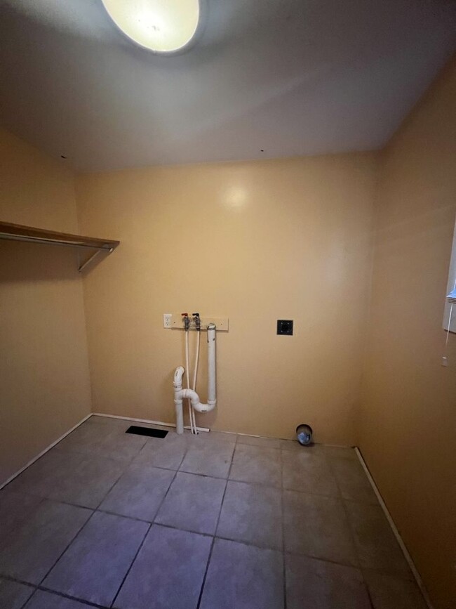 Building Photo - COMING SOON: Cute 2 Bedroom/ 2 bathroom ho...